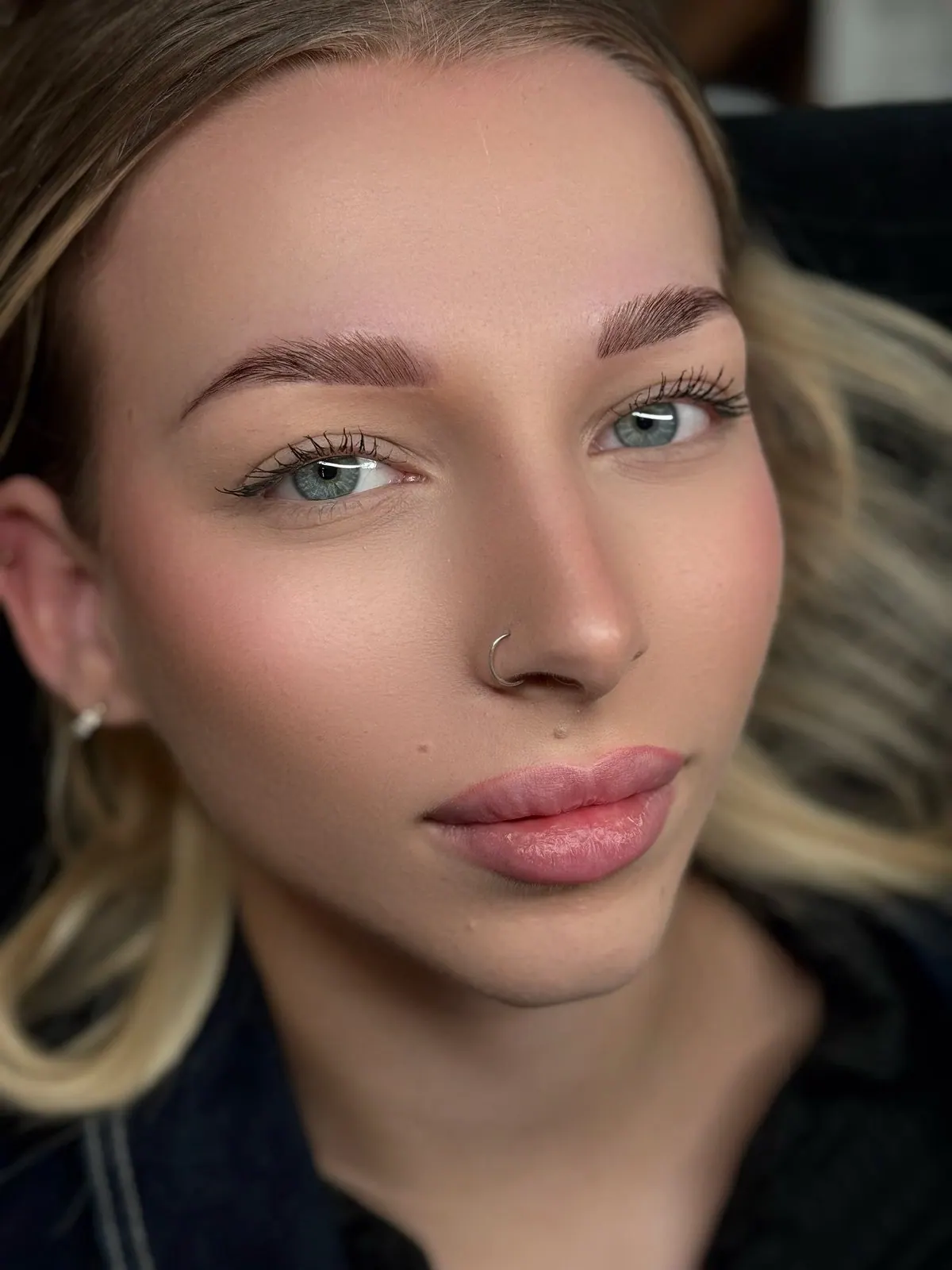 Browlifting: weich geformte Augenbrauen, Porträt mit offenen Augen