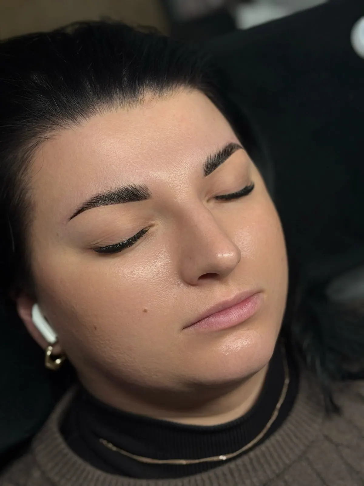 Browlifting: dunkle, definierte Augenbrauen, Porträt im Profil mit geschlossenen Augen