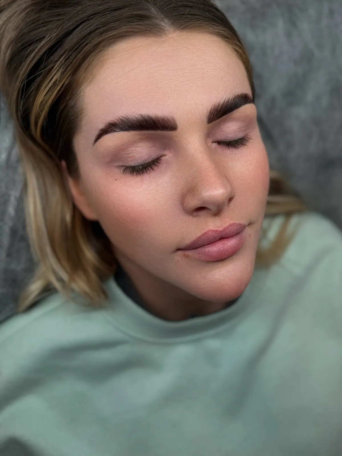 Browlifting: gepflegte, nach oben gestylte Augenbrauen, Porträt mit geschlossenen Augen