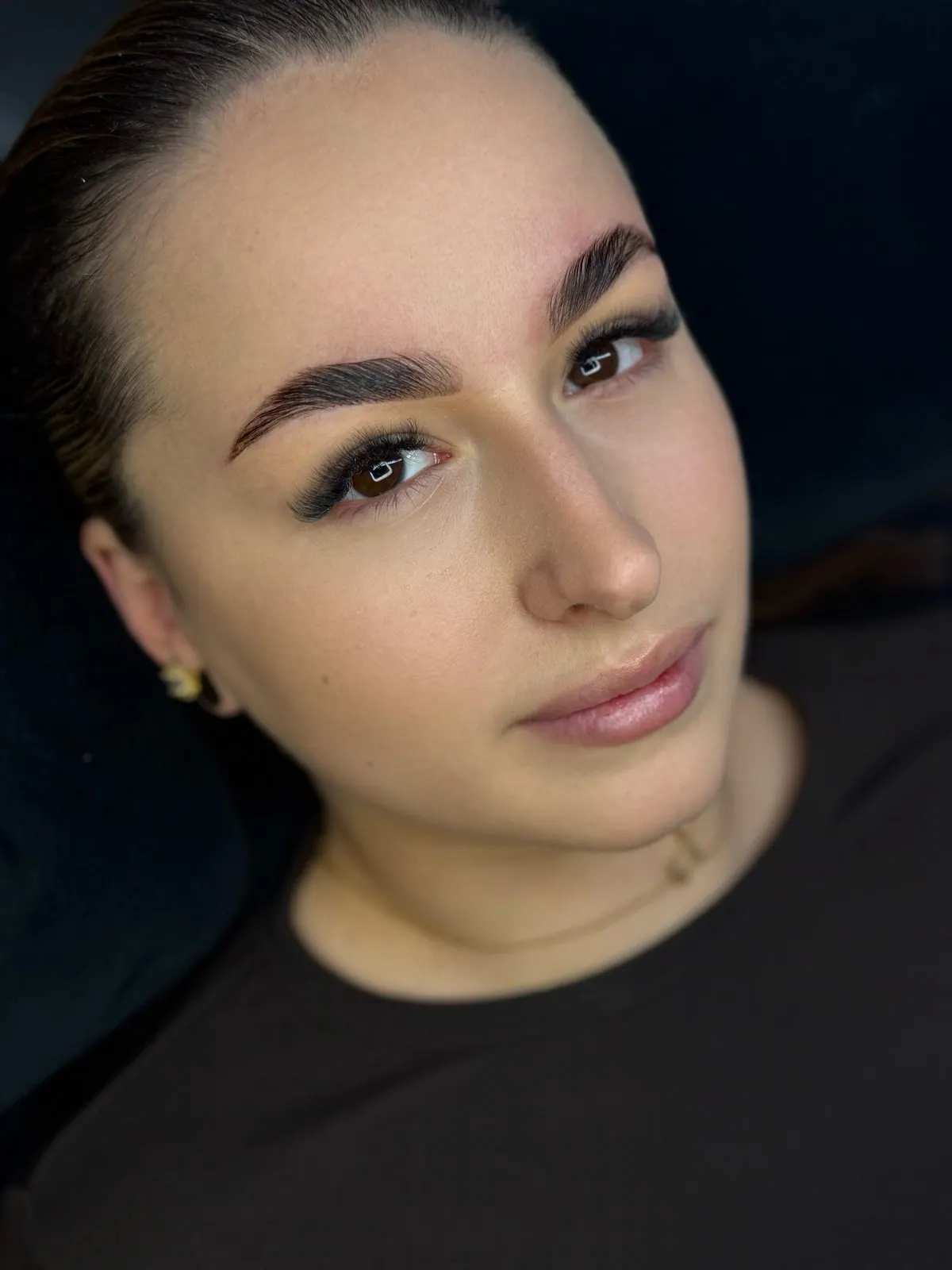 Browlifting: dunkle, nach oben gestylte Augenbrauen, Porträt leicht von der Seite
