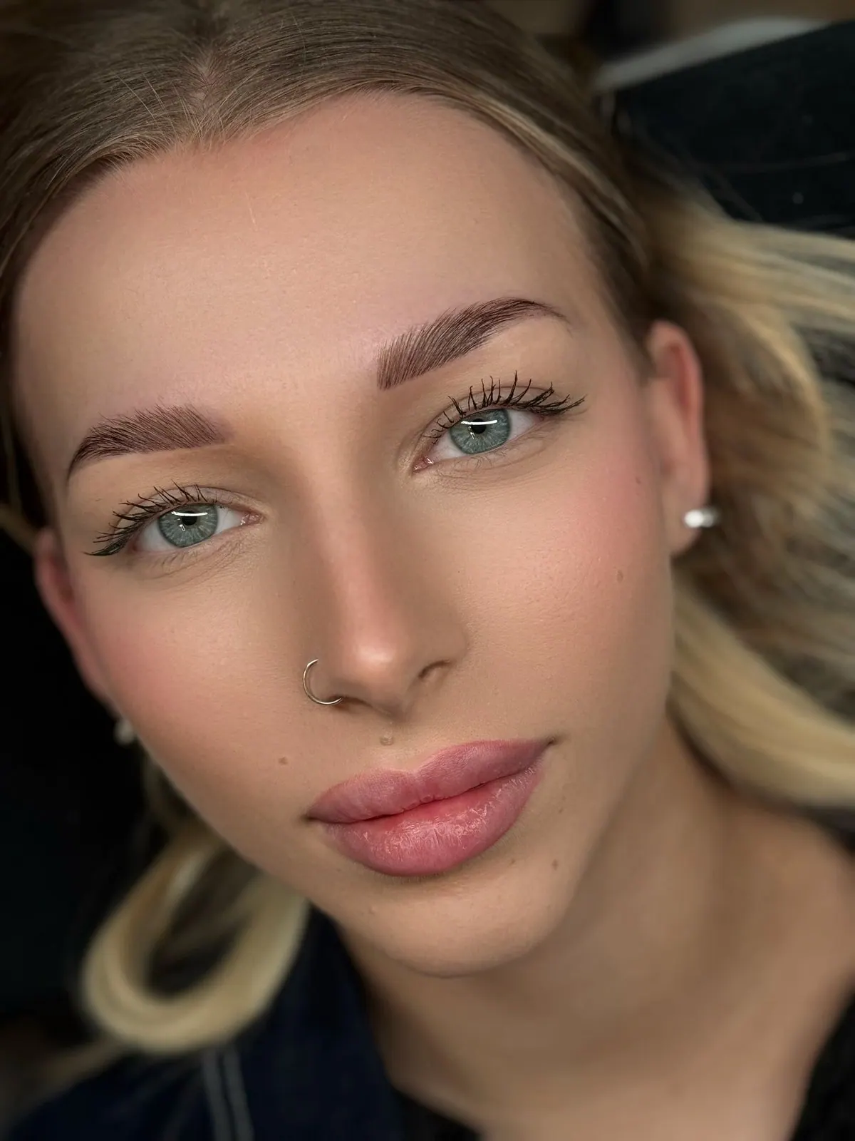 Browlifting: weich geformte Augenbrauen in Braun, Porträt mit offenen Augen