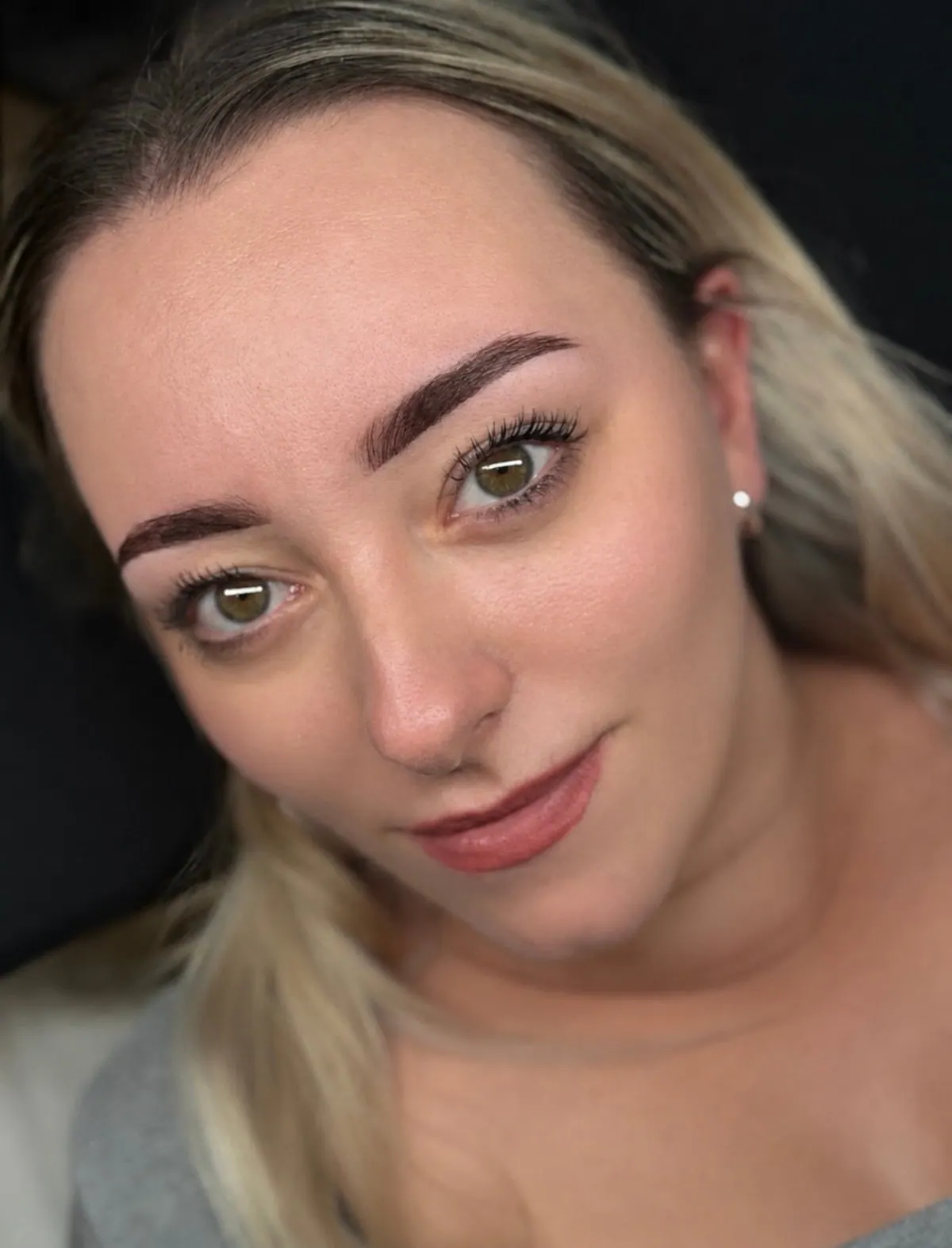 Browlifting: definierte Augenbrauen, Porträt mit offenen Augen, Kopf leicht geneigt