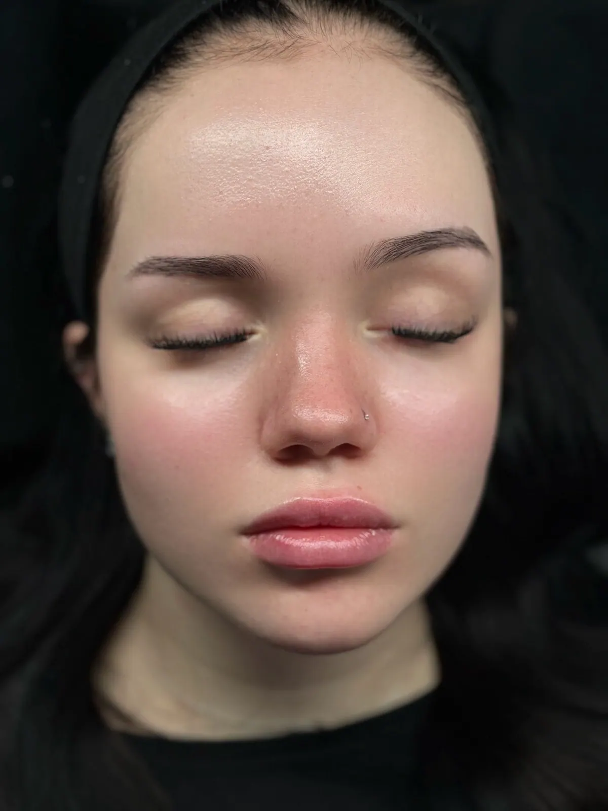 Browlifting: natürlich helle, nach oben gestylte Augenbrauen, Porträt von vorne mit geschlossenen Augen