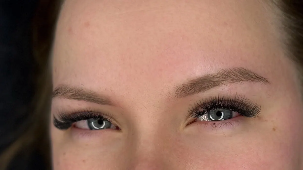 Augenbrauen nach dem Abheilen des Permanent Make-ups, weicher und natürlicher Farbton