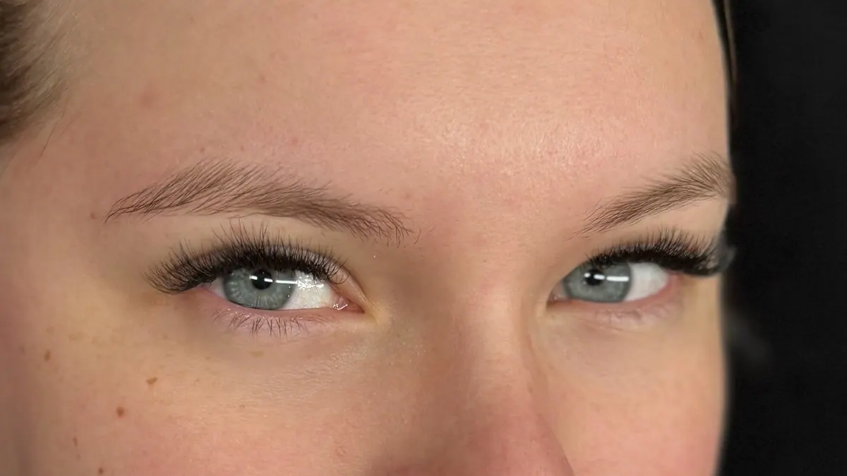 Augenbrauen vor dem Permanent Make-up, natürliche Brauen