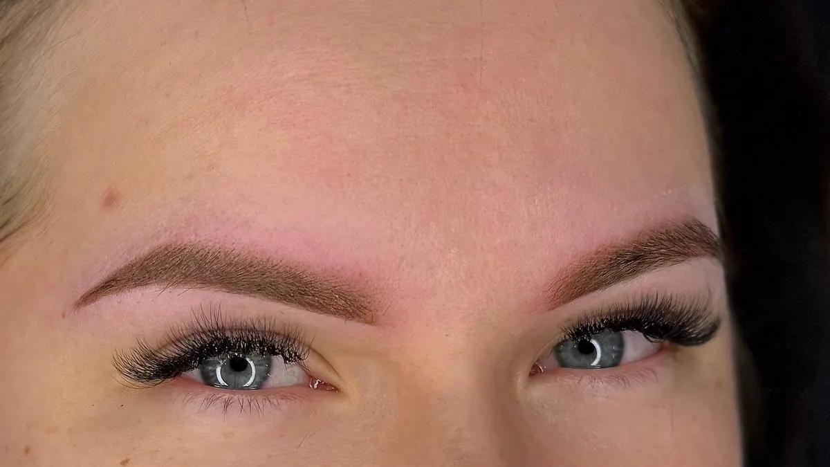 Augenbrauen direkt nach dem Permanent Make-up, frisch gestochen mit kräftiger Farbe