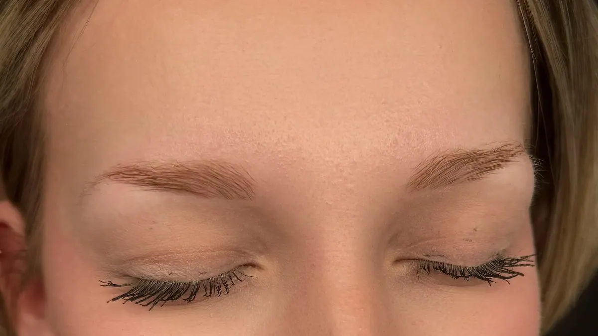 Augenbrauen nach dem Abheilen des Permanent Make-ups, weicher und natürlicher Farbton
