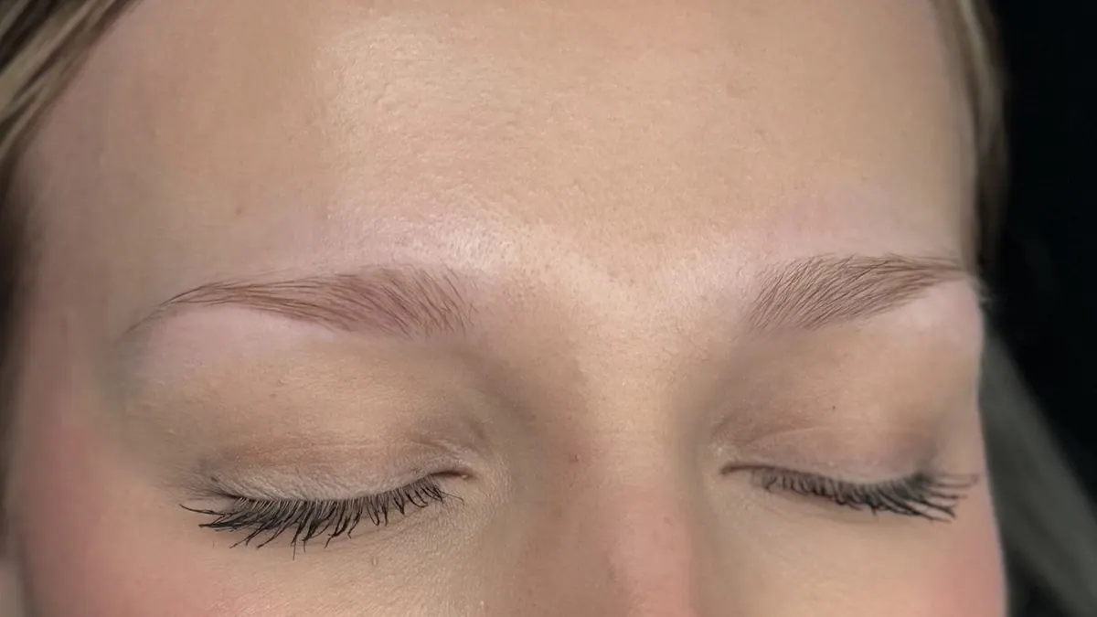 Augenbrauen vor dem Permanent Make-up, natürliche Brauen