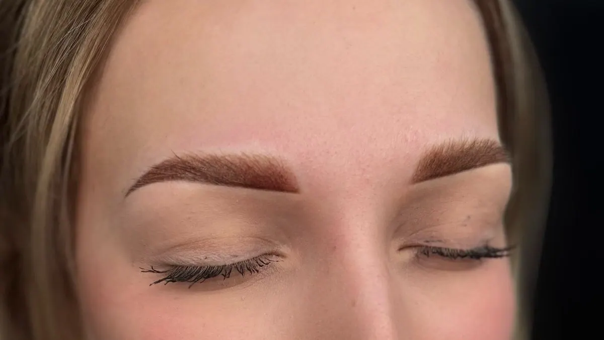 Augenbrauen direkt nach dem Permanent Make-up, frisch gestochen mit kräftiger Farbe