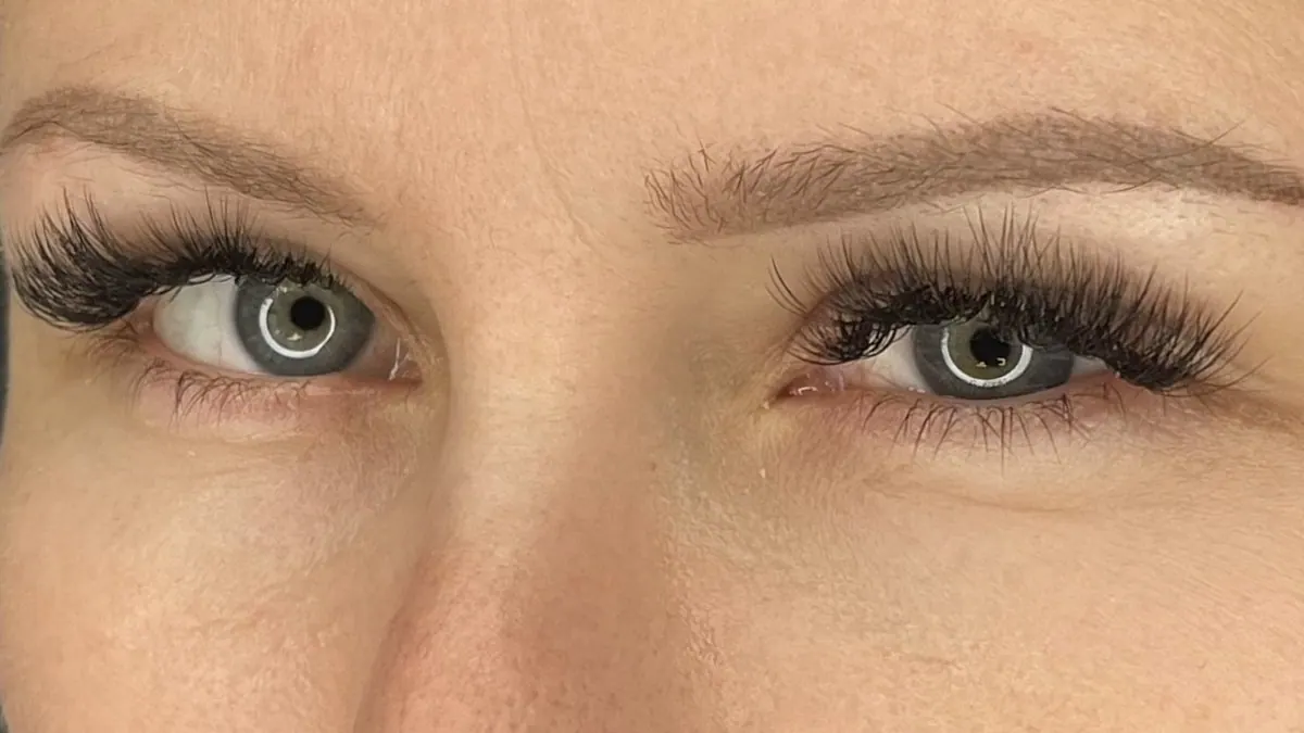 Augenbrauen nach dem Abheilen des Permanent Make-ups, weicher und natürlicher Farbton
