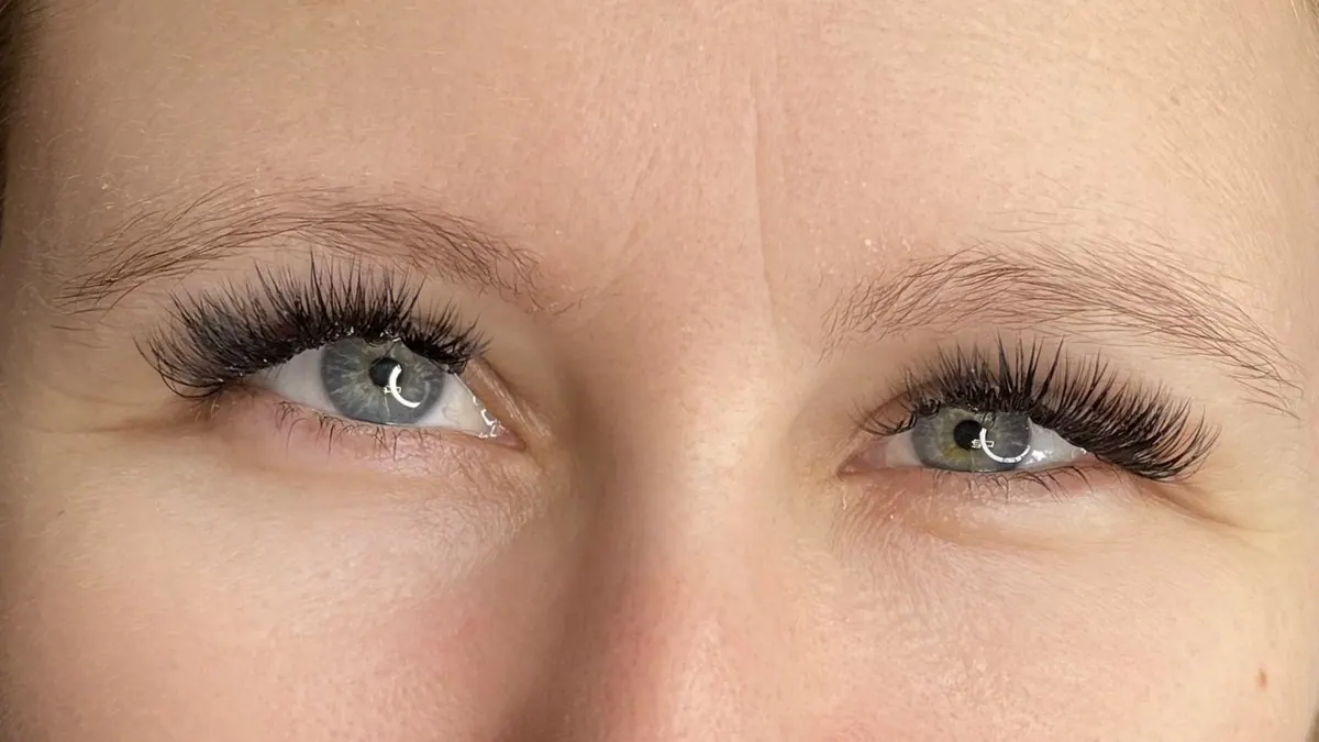 Augenbrauen vor dem Permanent Make-up, natürliche Brauen
