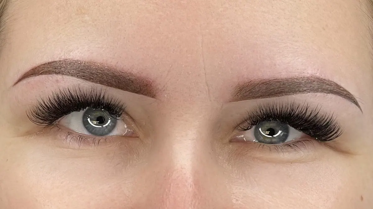 Augenbrauen direkt nach dem Permanent Make-up, frisch gestochen mit kräftiger Farbe
