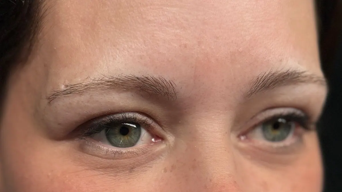 Augenbrauen vor dem Permanent Make-up, natürliche Brauen