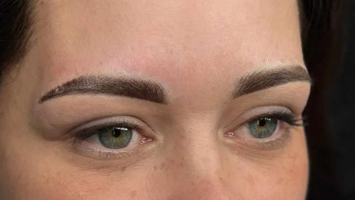 Augenbrauen direkt nach dem Permanent Make-up, frisch gestochen mit kräftiger Farbe
