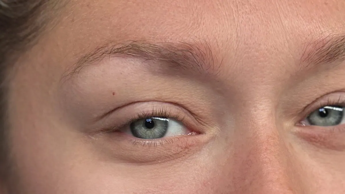 Augenbrauen vor dem Permanent Make-up, natürliche Brauen