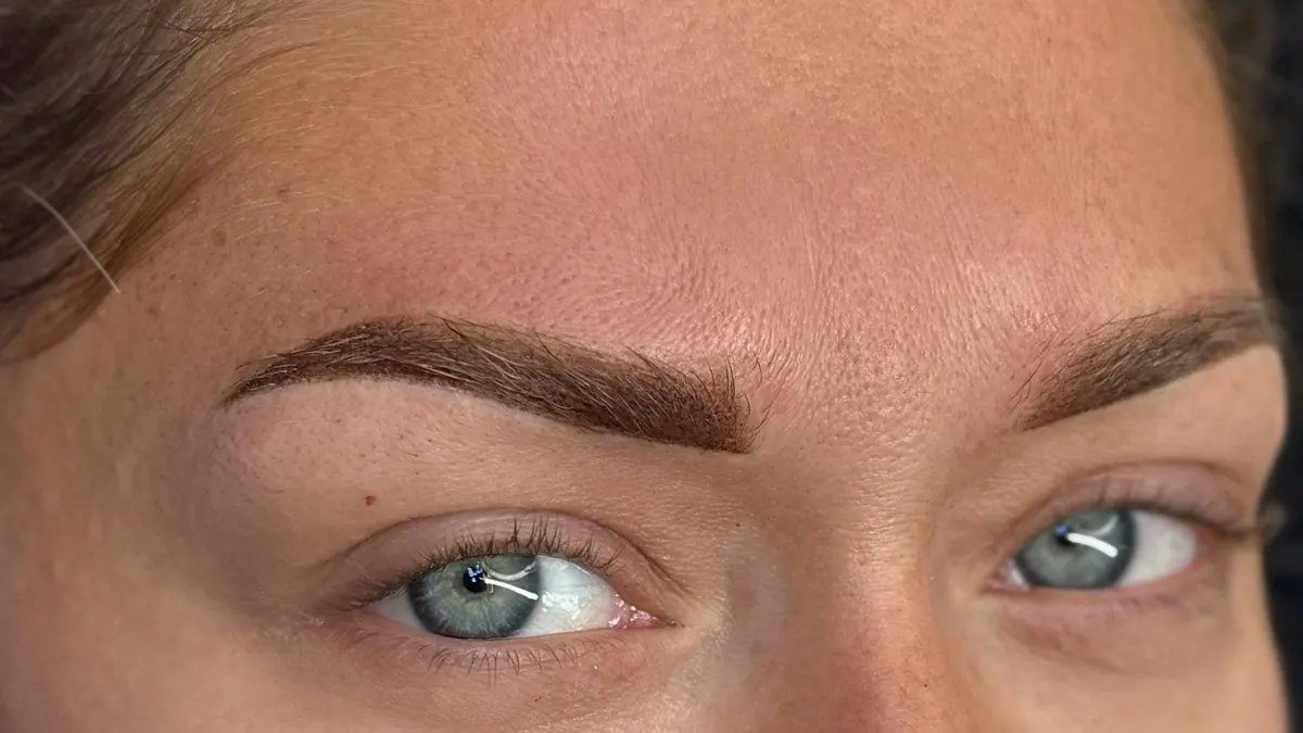 Augenbrauen direkt nach dem Permanent Make-up, frisch gestochen mit kräftiger Farbe