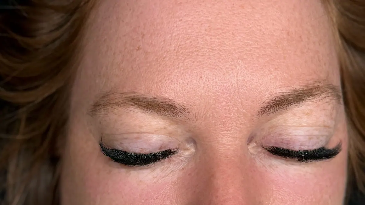 Augenbrauen vor dem Permanent Make-up, natürliche Brauen