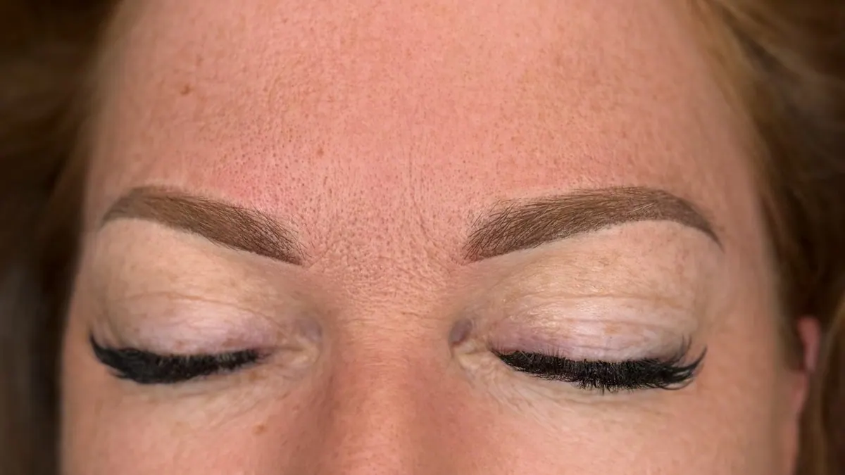 Augenbrauen direkt nach dem Permanent Make-up, frisch gestochen mit kräftiger Farbe