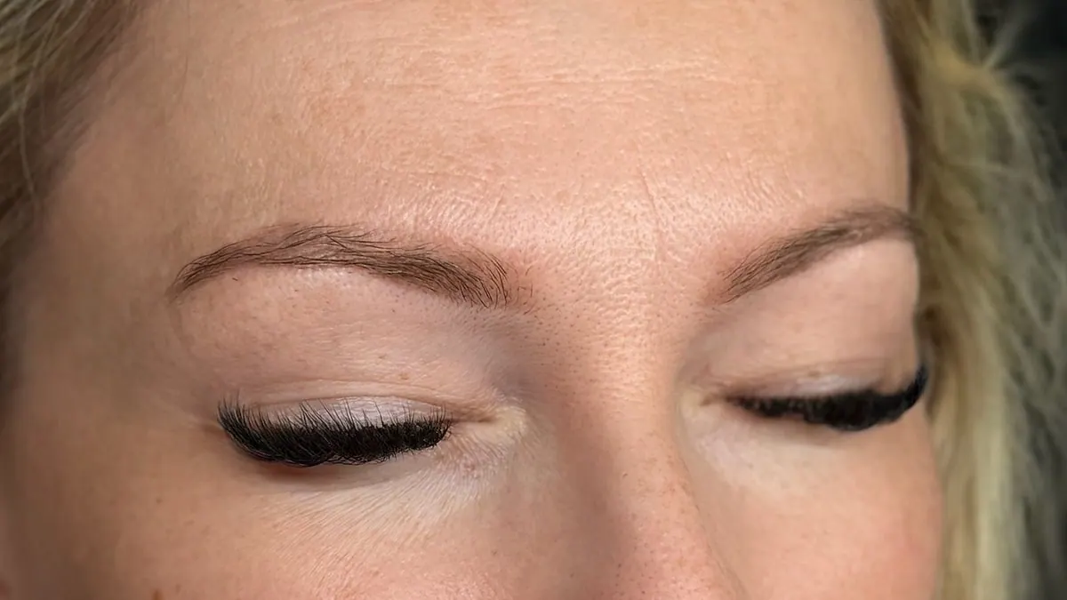Augenbrauen vor dem Permanent Make-up, natürliche Brauen