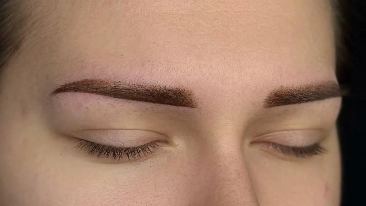 Augenbrauen direkt nach dem Permanent Make-up, frisch gestochen mit kräftiger Farbe