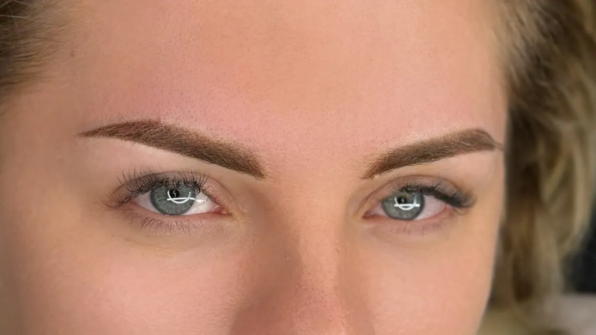 Augenbrauen direkt nach dem Permanent Make-up, frisch gestochen mit kräftiger Farbe