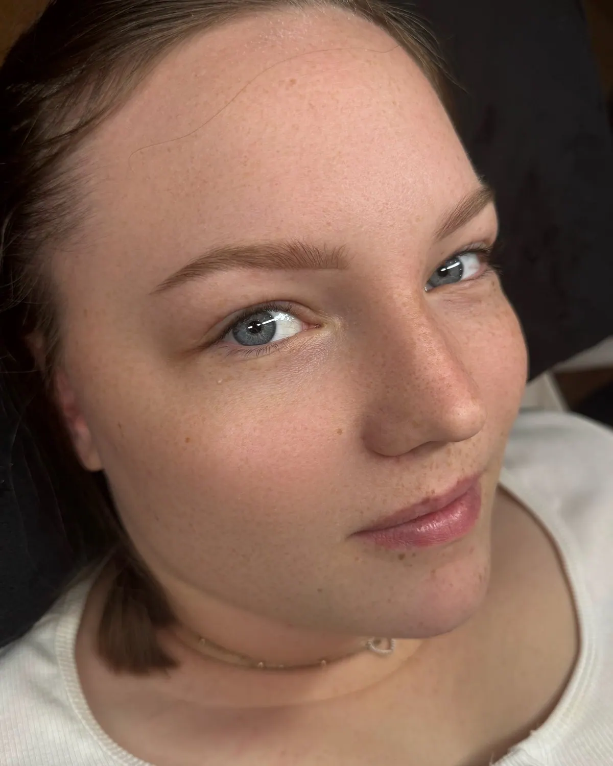 Permanent Make-up der Augenbrauen nach dem Abheilen, natürlich weicher Ton, Porträt mit offenen Augen
