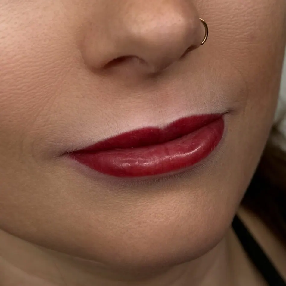 Lippen direkt nach dem Permanent Make-up, frisch gestochen mit kräftiger Farbe