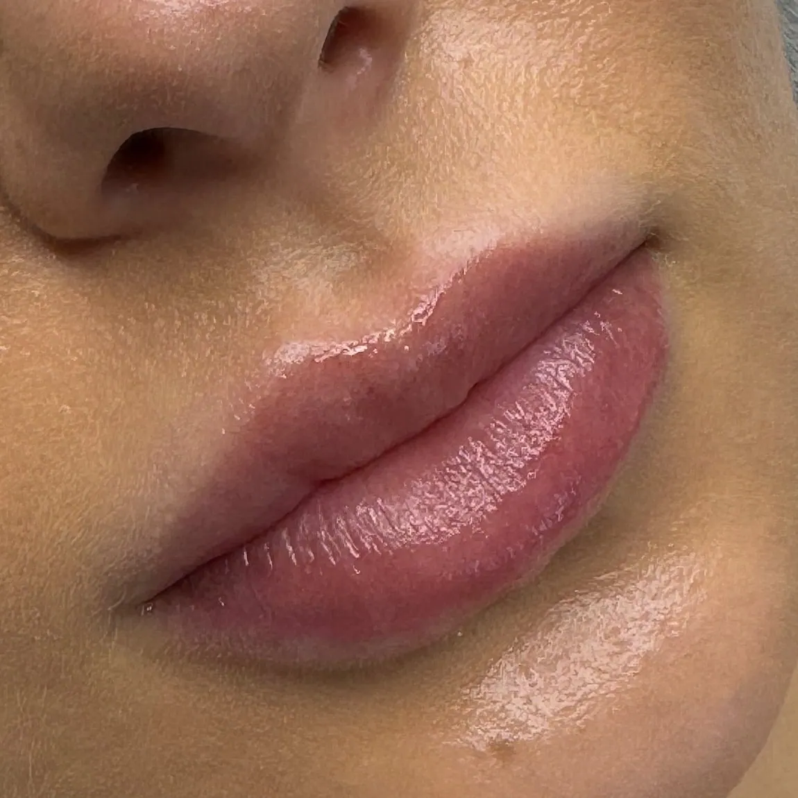 Lippen nach dem Abheilen des Permanent Make-ups, weicher und natürlicher Farbton