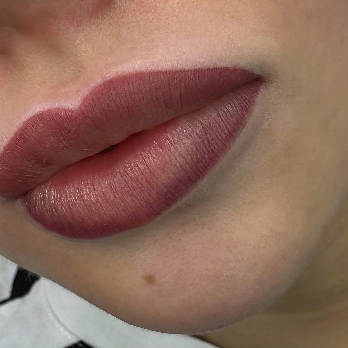 Permanent Make-up an den Lippen direkt nach der Behandlung, klare Kontur und weicher Farbverlauf