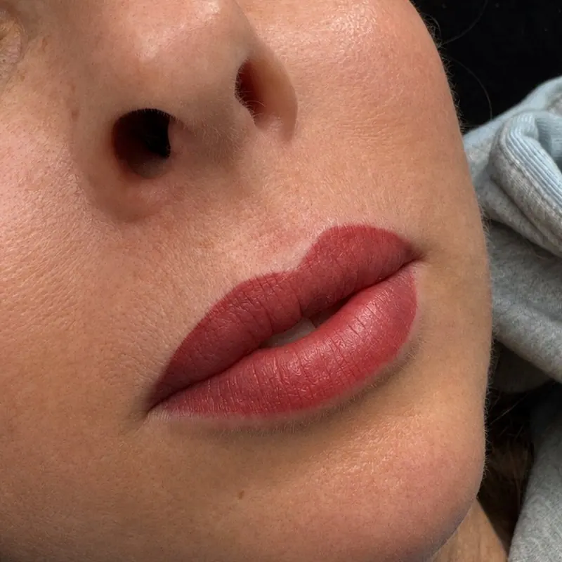 Lippen direkt nach dem Permanent Make-up, frisch gestochen mit kräftiger Farbe