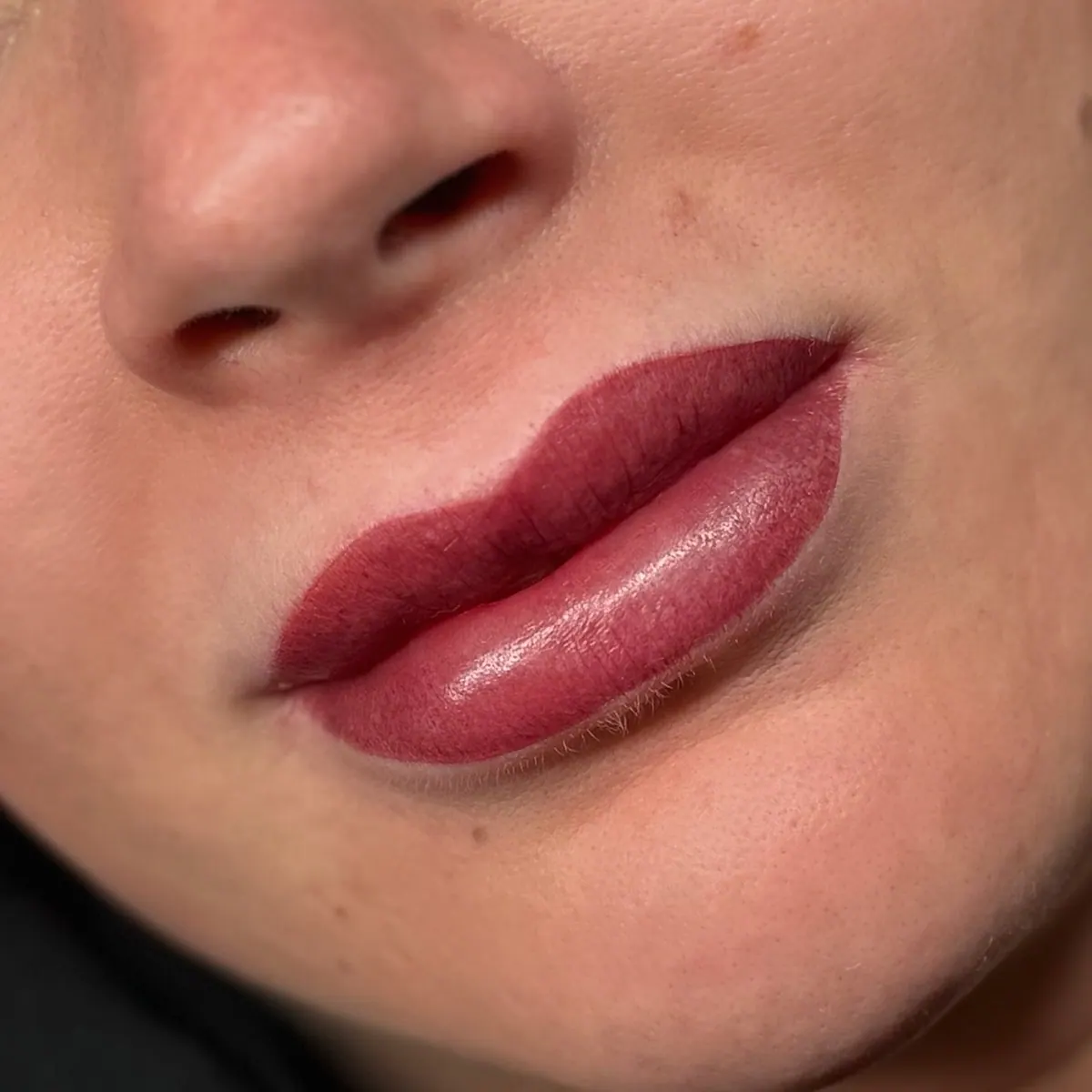 Permanent Make-up an den Lippen direkt nach der Behandlung, rosiger Farbton