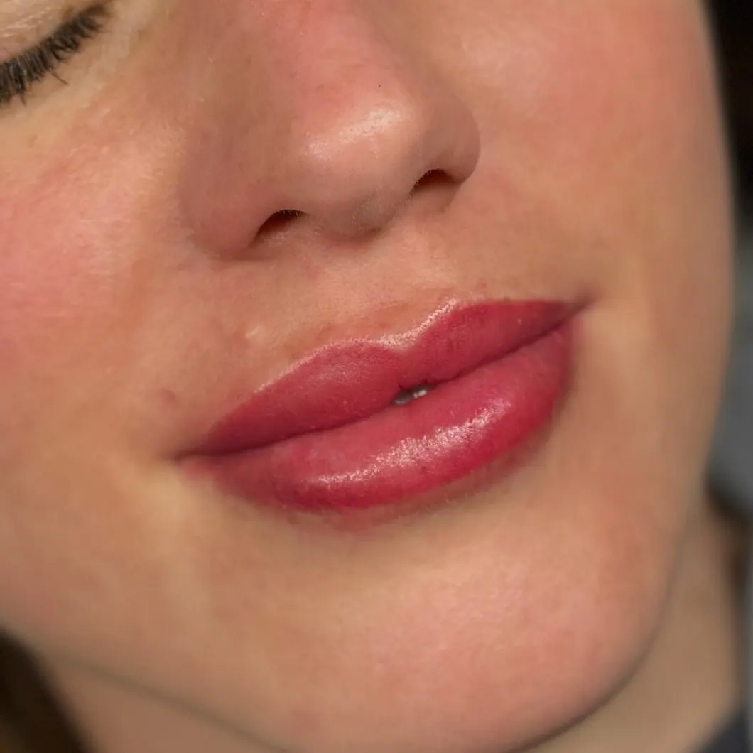 Lippen direkt nach dem Permanent Make-up, frisch gestochen mit kräftiger Farbe