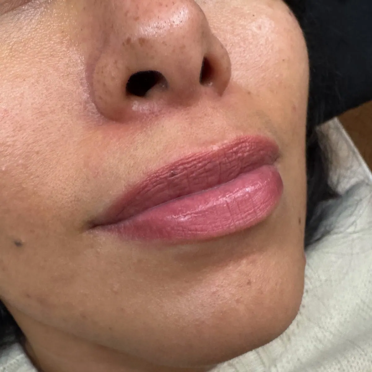 Lippen nach dem Abheilen des Permanent Make-ups, weicher und natürlicher Farbton