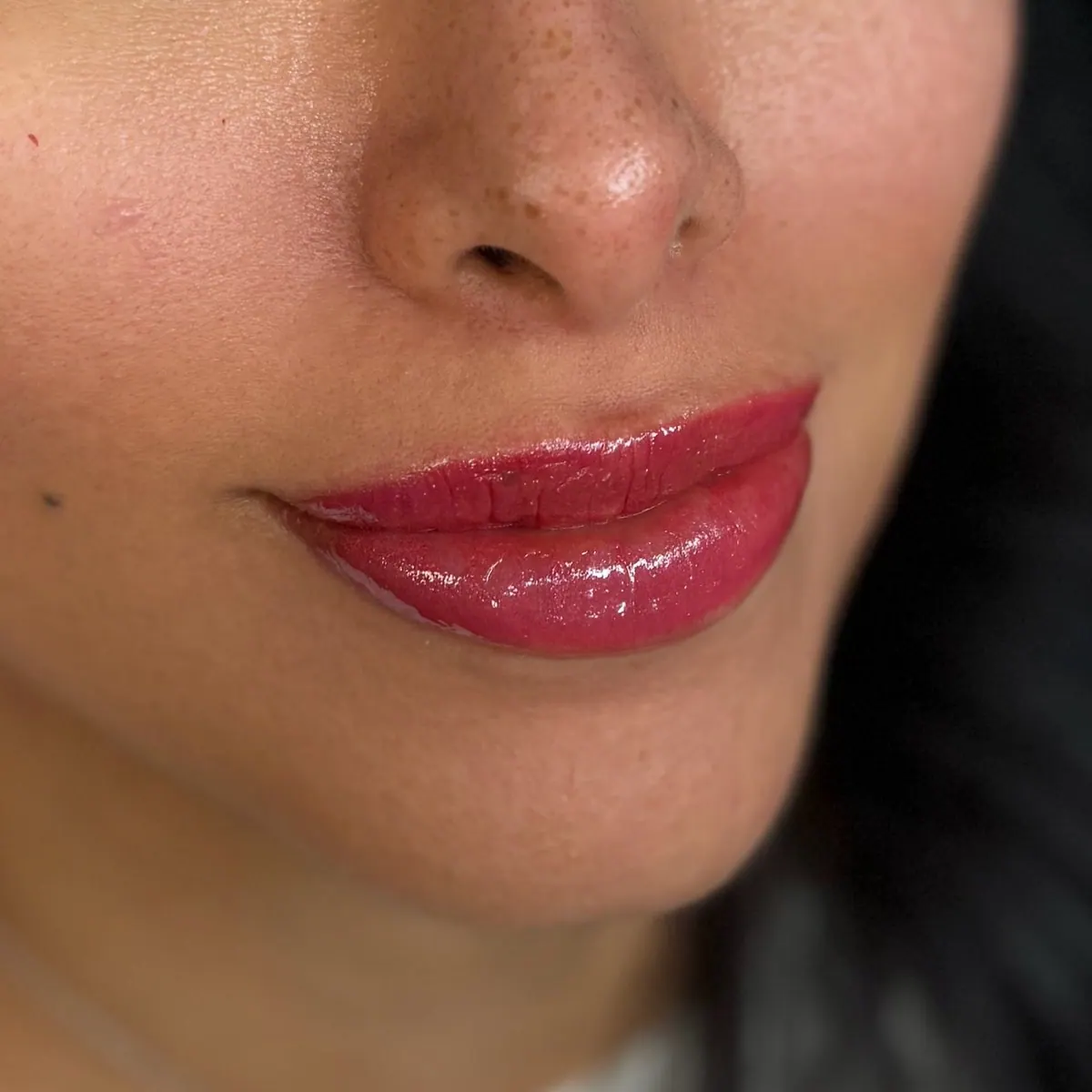Lippen direkt nach dem Permanent Make-up, frisch gestochen mit kräftiger Farbe