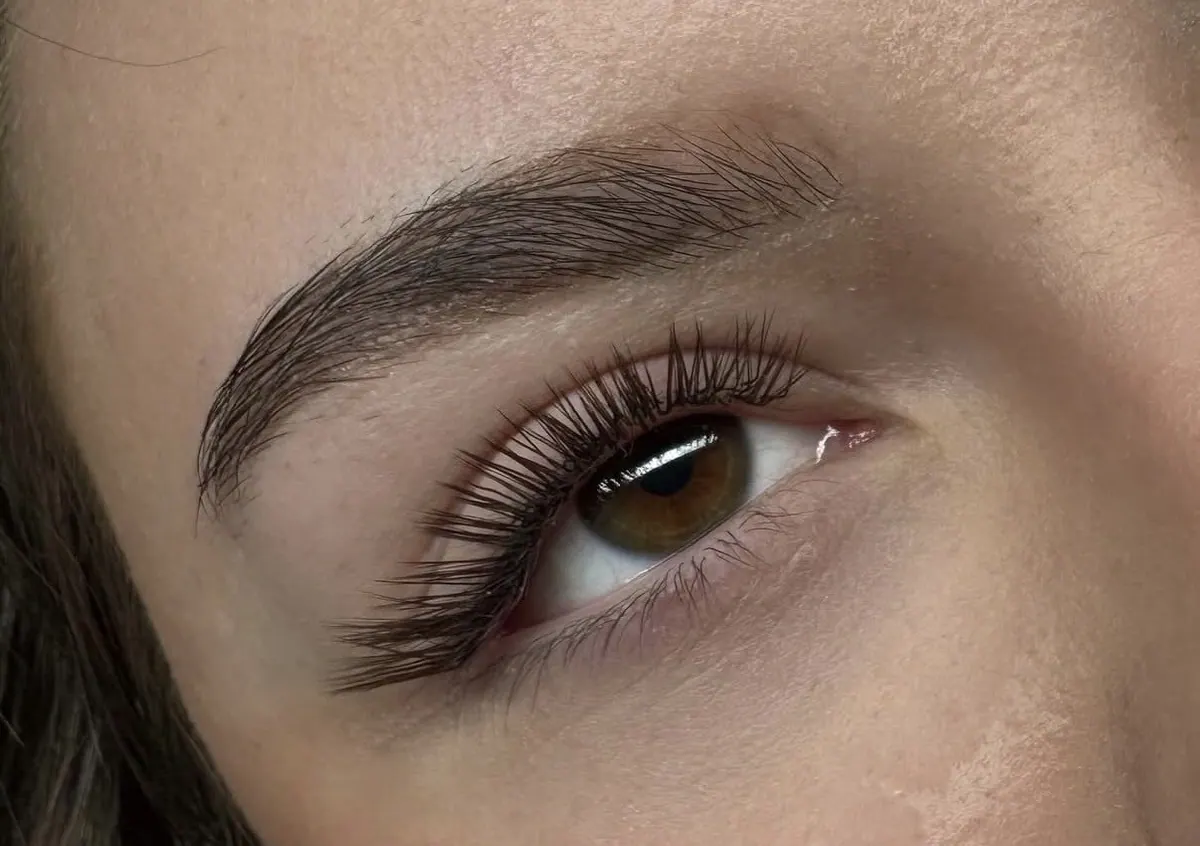 Wimpernverlängerung, Nahaufnahme eines braunen Auges von der Seite