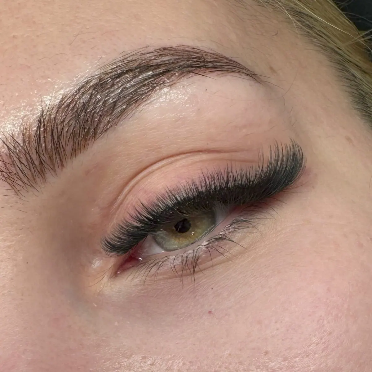 Wimpernverlängerung mit ausgeprägtem Wing-Look, grünes Auge, Ansicht von der Seite